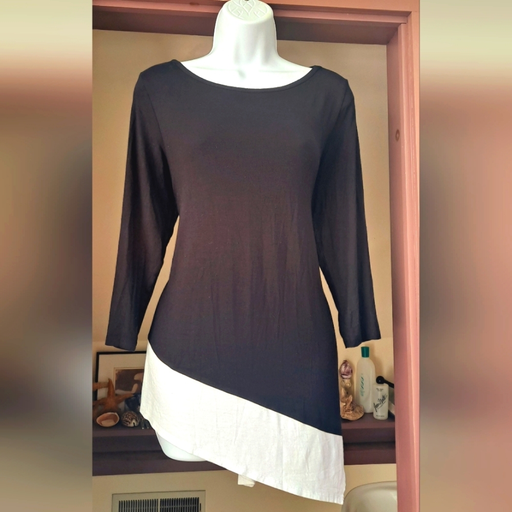 NWOT SIGNATURE COLLECTION black and White Asymmetrical Top Colorblock Tunic